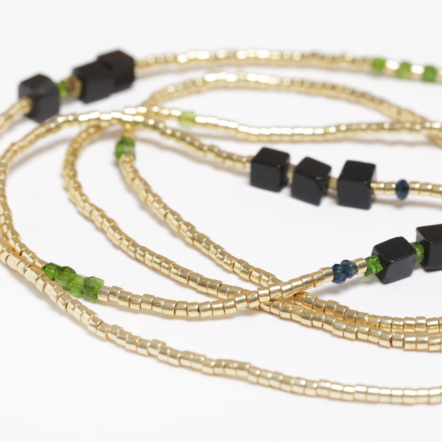 sautoir diopside petits cristal bleu shungite carre noire perles japonaises dorees miyuki journee singuliere 1