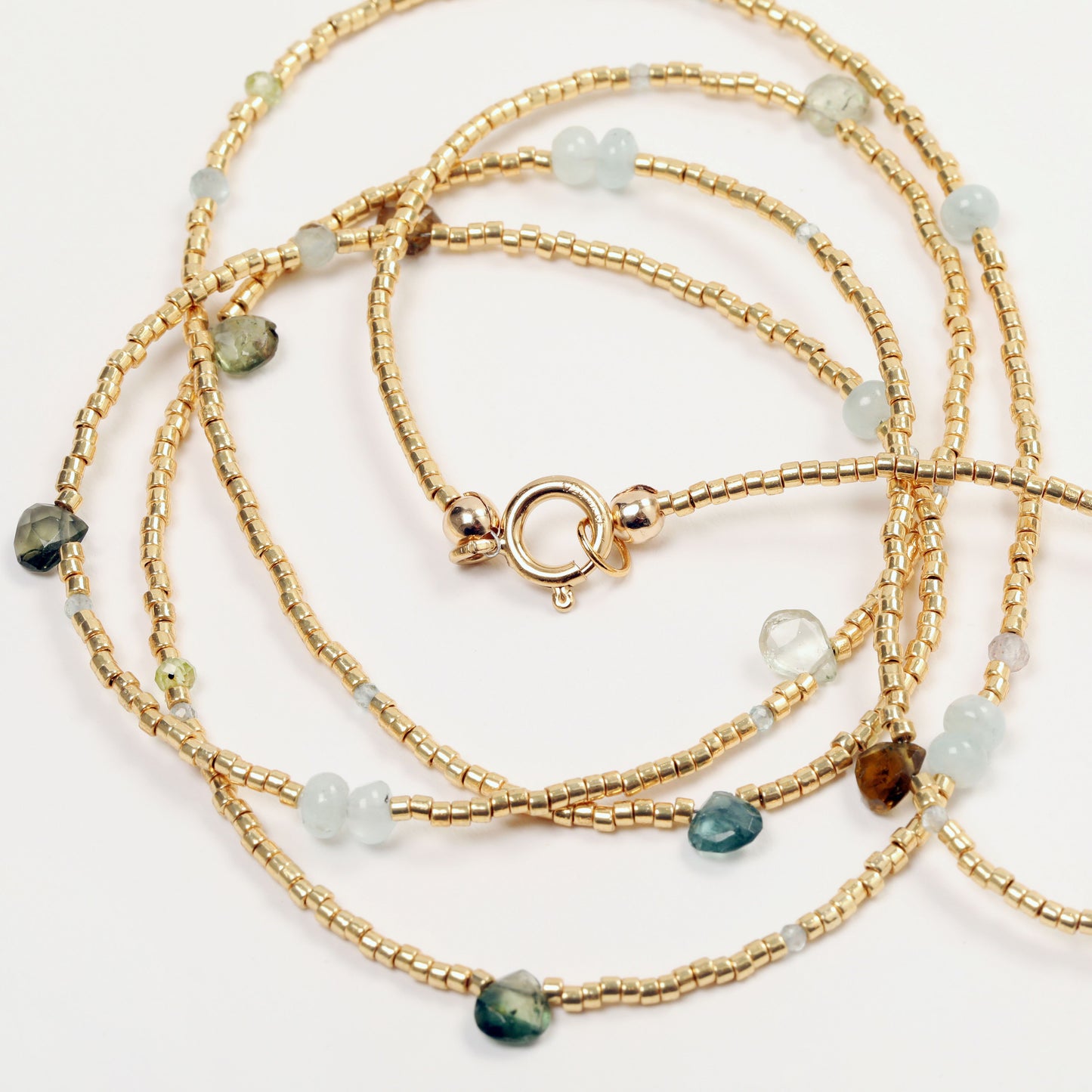 collier double tour tourmaline peridot cordelite apatite miyuki plaque or journee singuliere