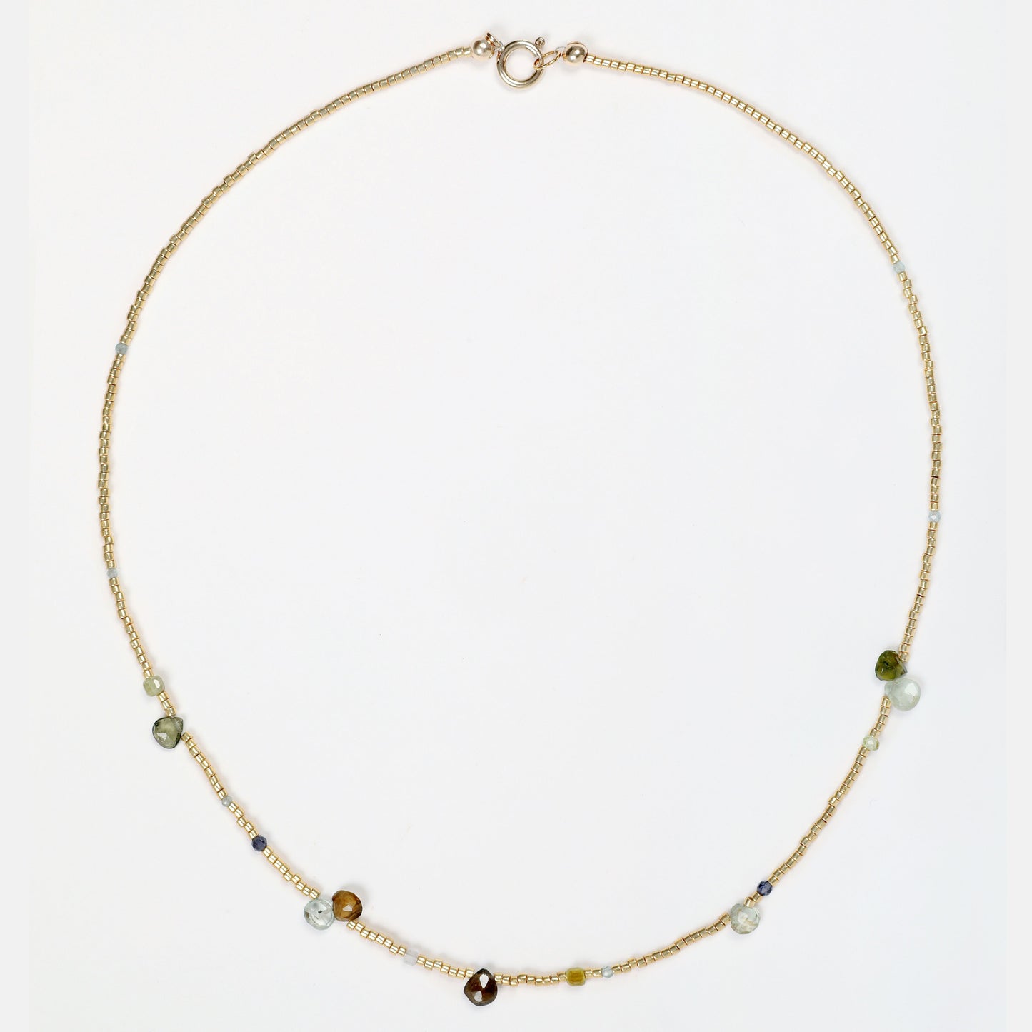 collier ras de cou miyuki tourmaline cordelite fluorine peridot fermoir plaque or journee singuliere