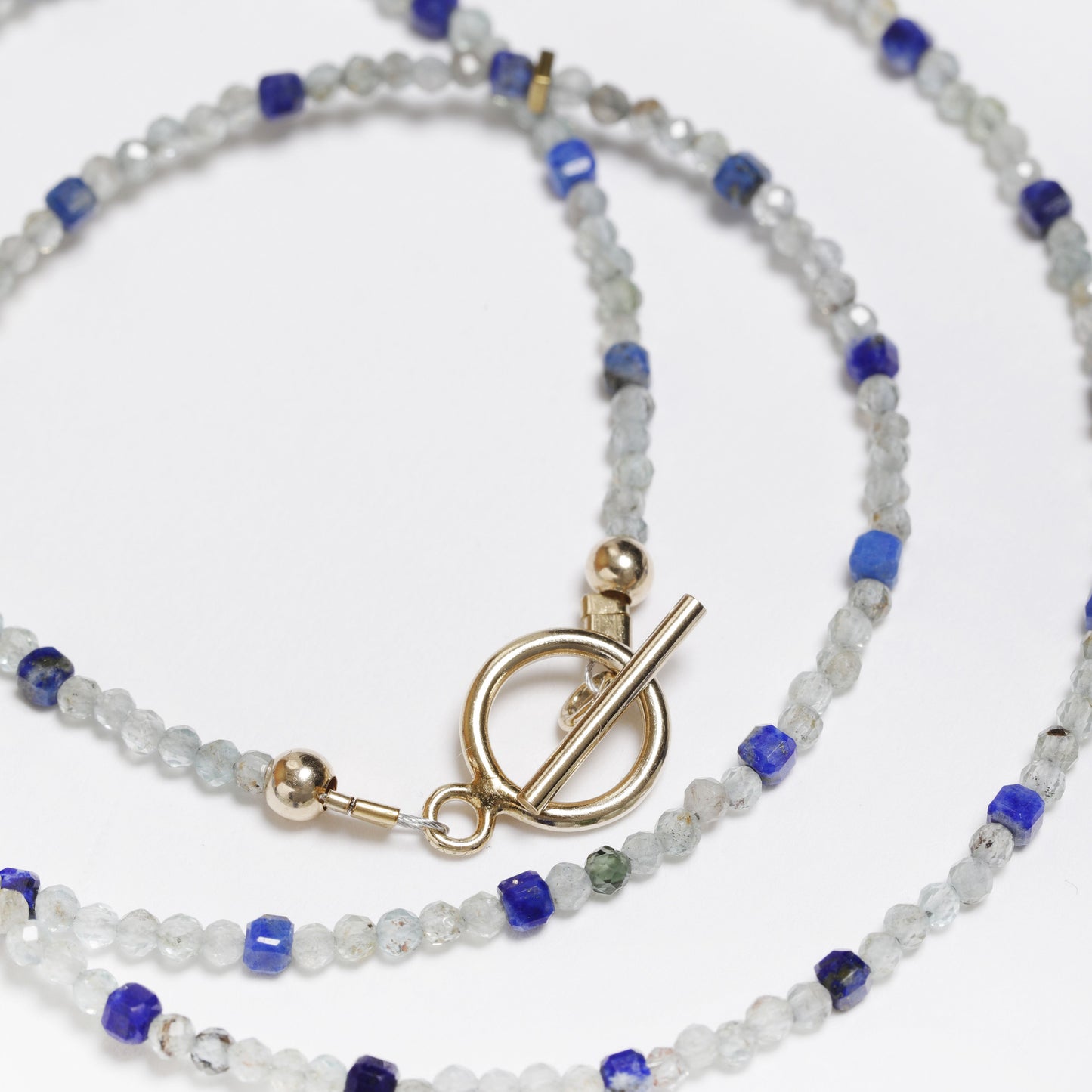 collier ras de cou apatite lapis lazuli hematite doree 3 saphir arc en ciel bleus fermoir OT Gold filled journee singuliere