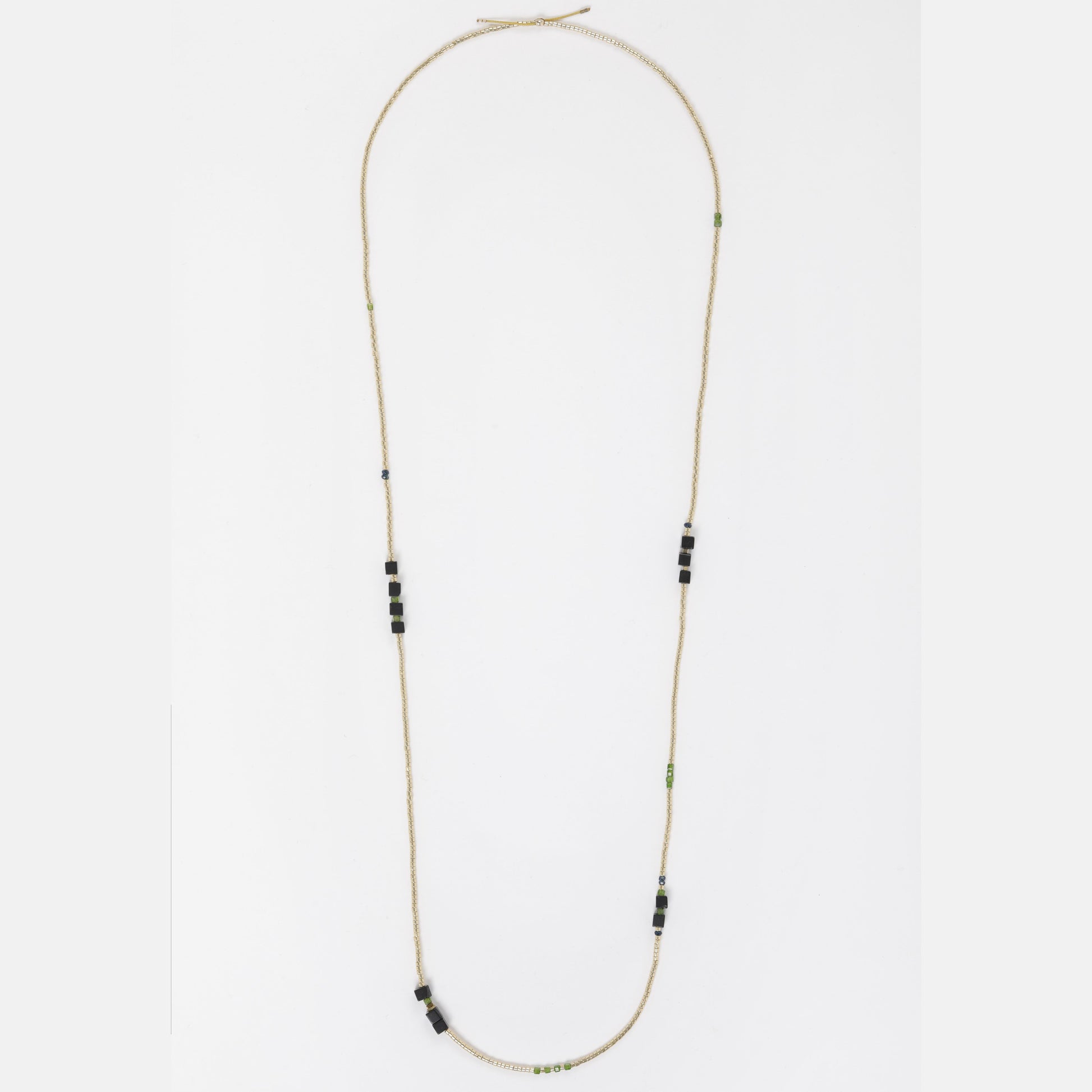 sautoir diopside petits cristal bleu shungite carre noire perles japonaises dorees miyuki journee singuliere