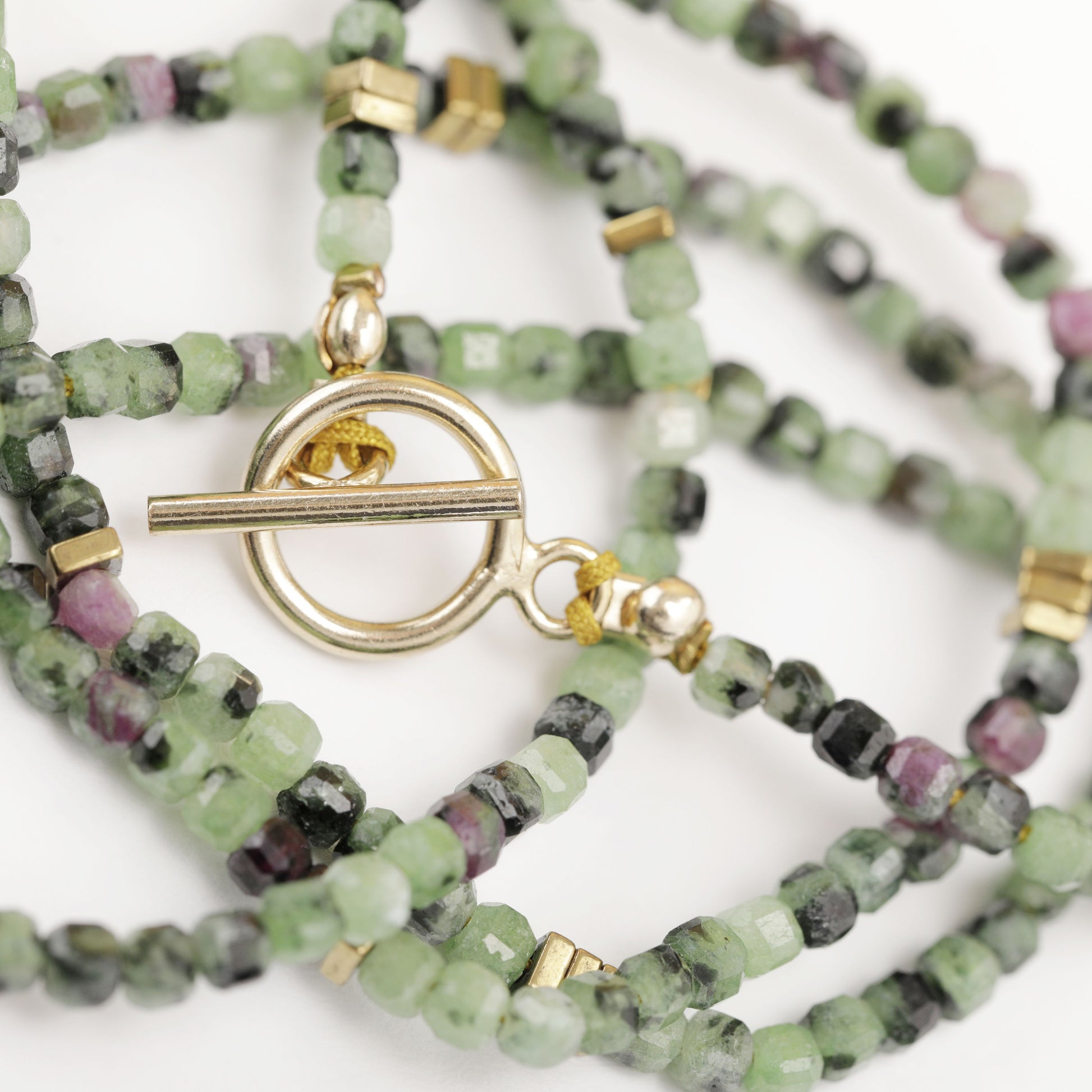 collier ras de cou rubis zoite hematite doree fermoir OT Goldfilled journee singuliere