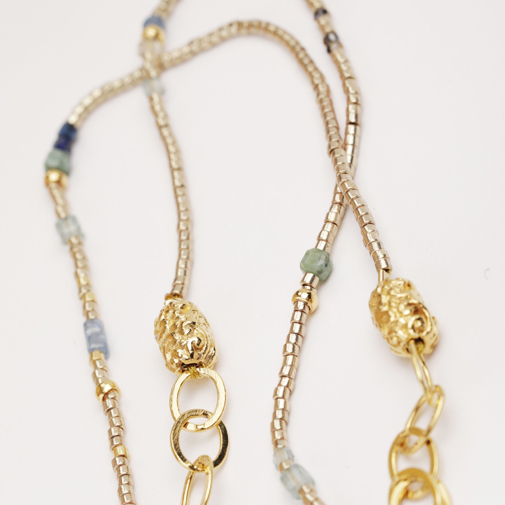 sautoir long turquoise africaine fluorine sodalite perles japonaises dorees miyuki chaines plaque or journee singuliere