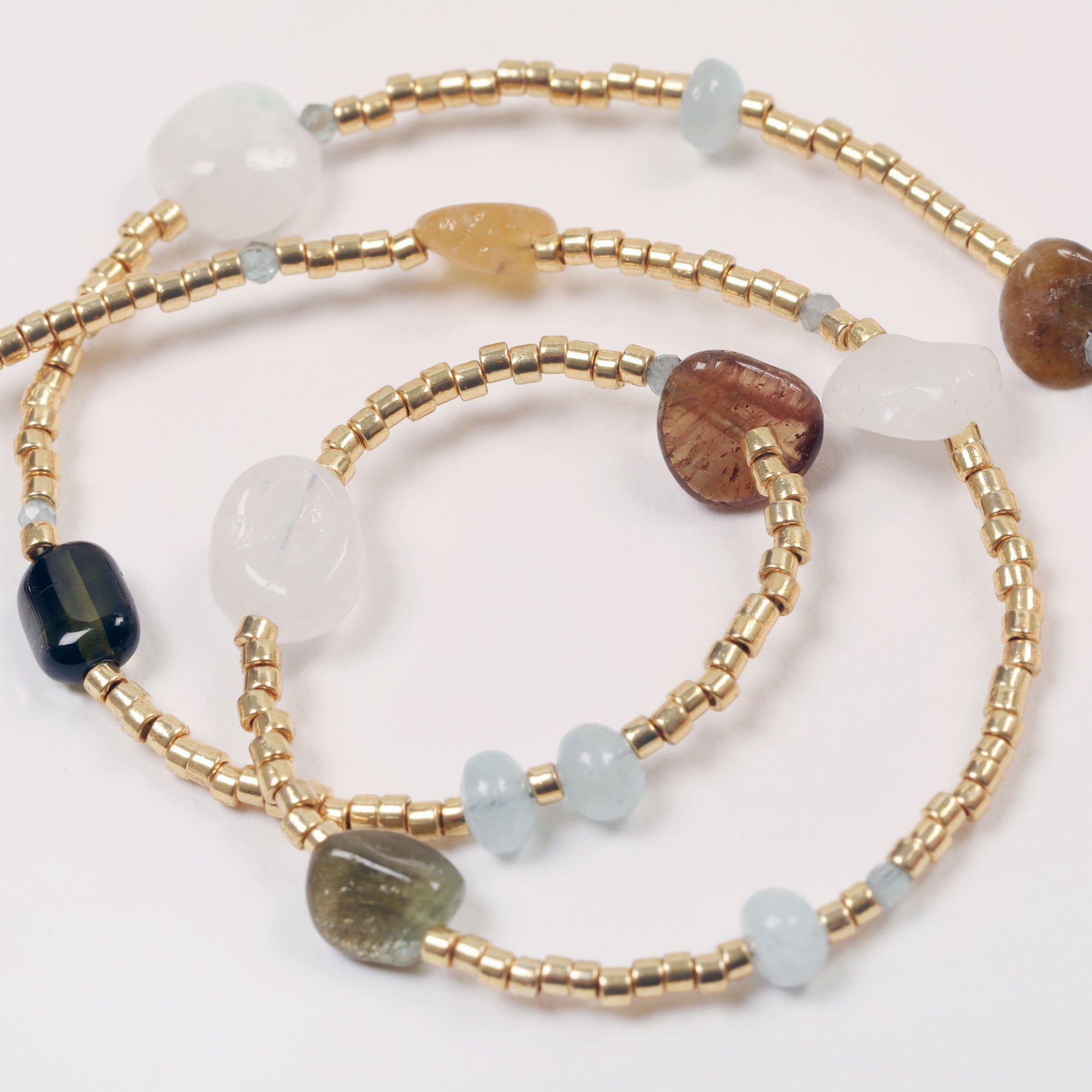 bracelet double avec rallonge miyuki pierre de lune cordelite tourmaline apatite fermoir plaque or journee singuliere