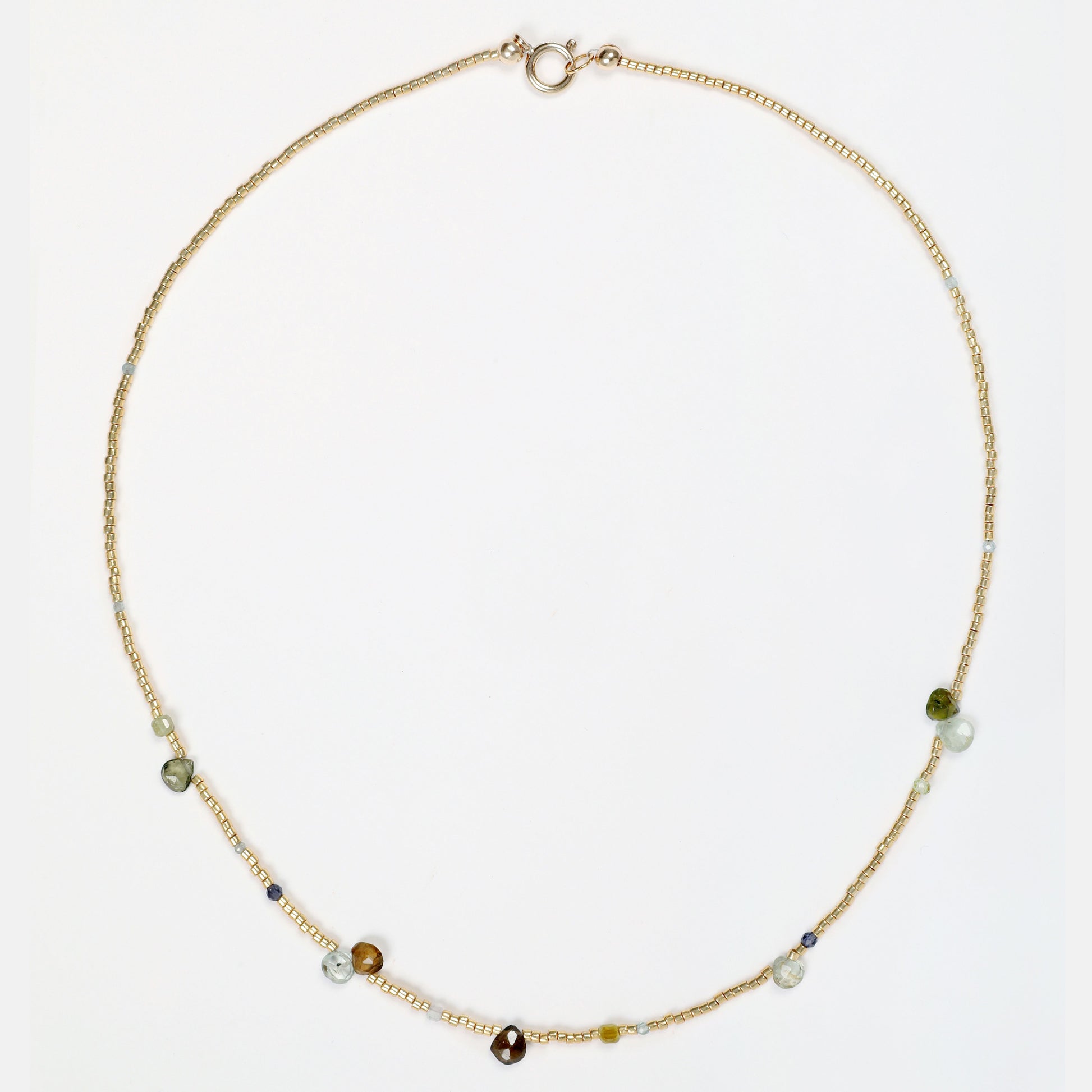 collier ras de cou miyuki tourmaline cordelite fluorine peridot fermoir plaque or journee singuliere