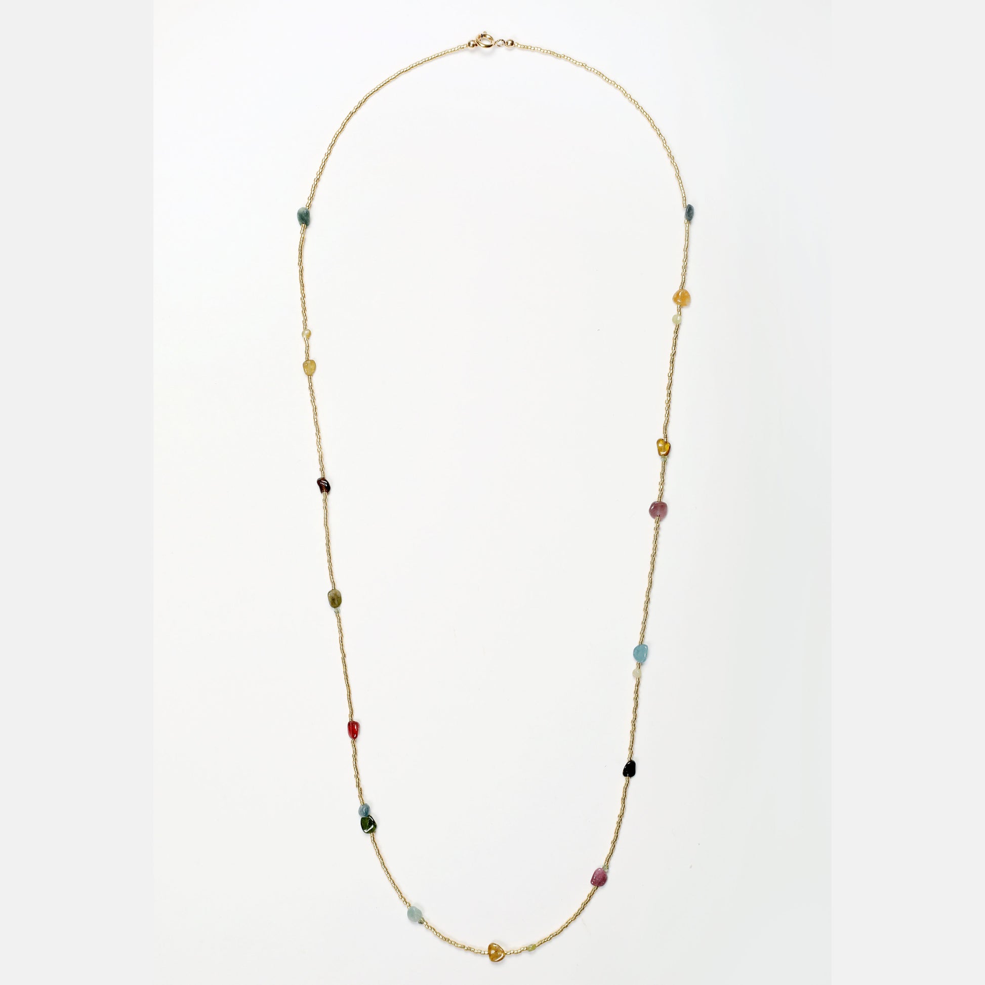 collier double tour miyuki tourmaline grenat lie de vin fermoir plaque or journee singuliere 
