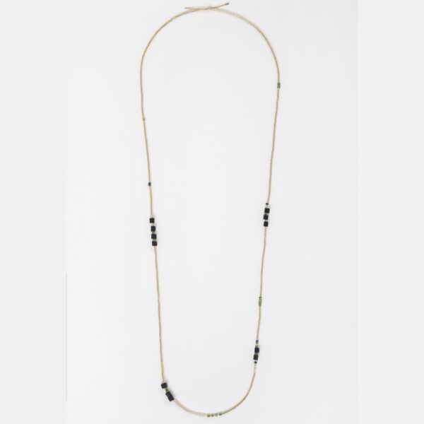 104_sautoir_diopside_petits_cristal_bleu_shungite_carre_noire_perles_japonaises_dorees_miyuki_journee_singuliere_2.jpg Sautoir en Diopside et Shungite