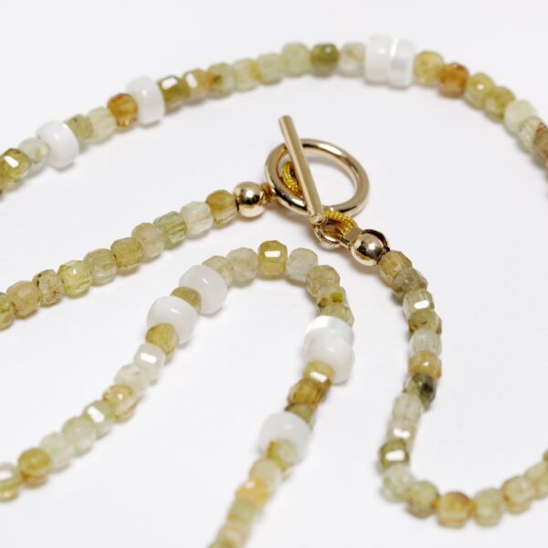 106_collier_ras_de_cou_40_cm_grenat_vert_nacre_grenat_lie_de_vin_fermoir_OT_Gold_filled_journee_singuliere.jpg Collier ras-de-cou en Grenat vert, Nacre et Grenat lie de vin