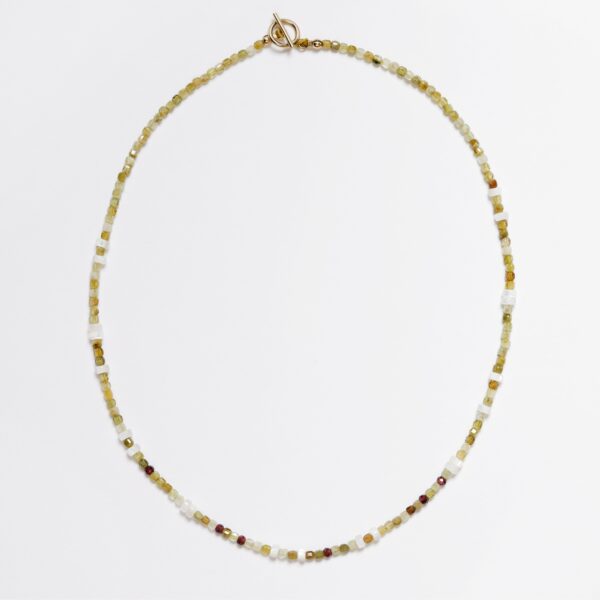 106_collier_ras_de_cou_grenavernacrgrenat_lie_de_vin_fermoir_OT_Gold_filled_journee_singuliere_1.jpg Collier ras-de-cou en Grenat vert, Nacre et Grenat lie de vin