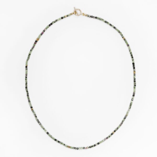 109_collier_ras_de_cou_rubis_zoite_hematite_doree_fermoir_OT_Goldfilled_journee_singuliere1.jpg Collier ras-de-cou en rubis zoïsite et Hématite dorée
