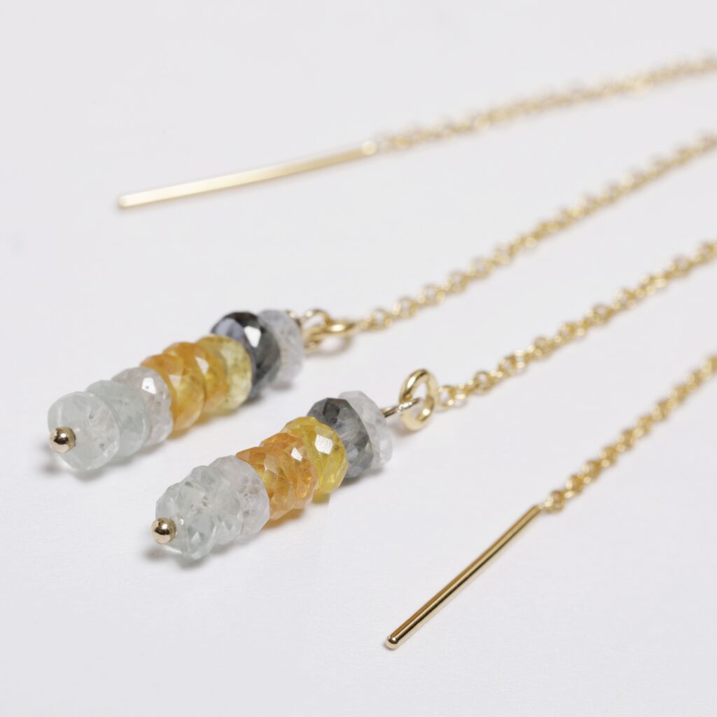 Boucles d'oreilles avec chainettes en Gold-Filled et Saphirs arc en ciel (variante)