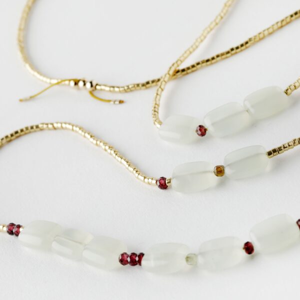 Sautoir long en Aventurine, Grenat lie de vin, Tourmaline, perles japonaises dorées Miyuki