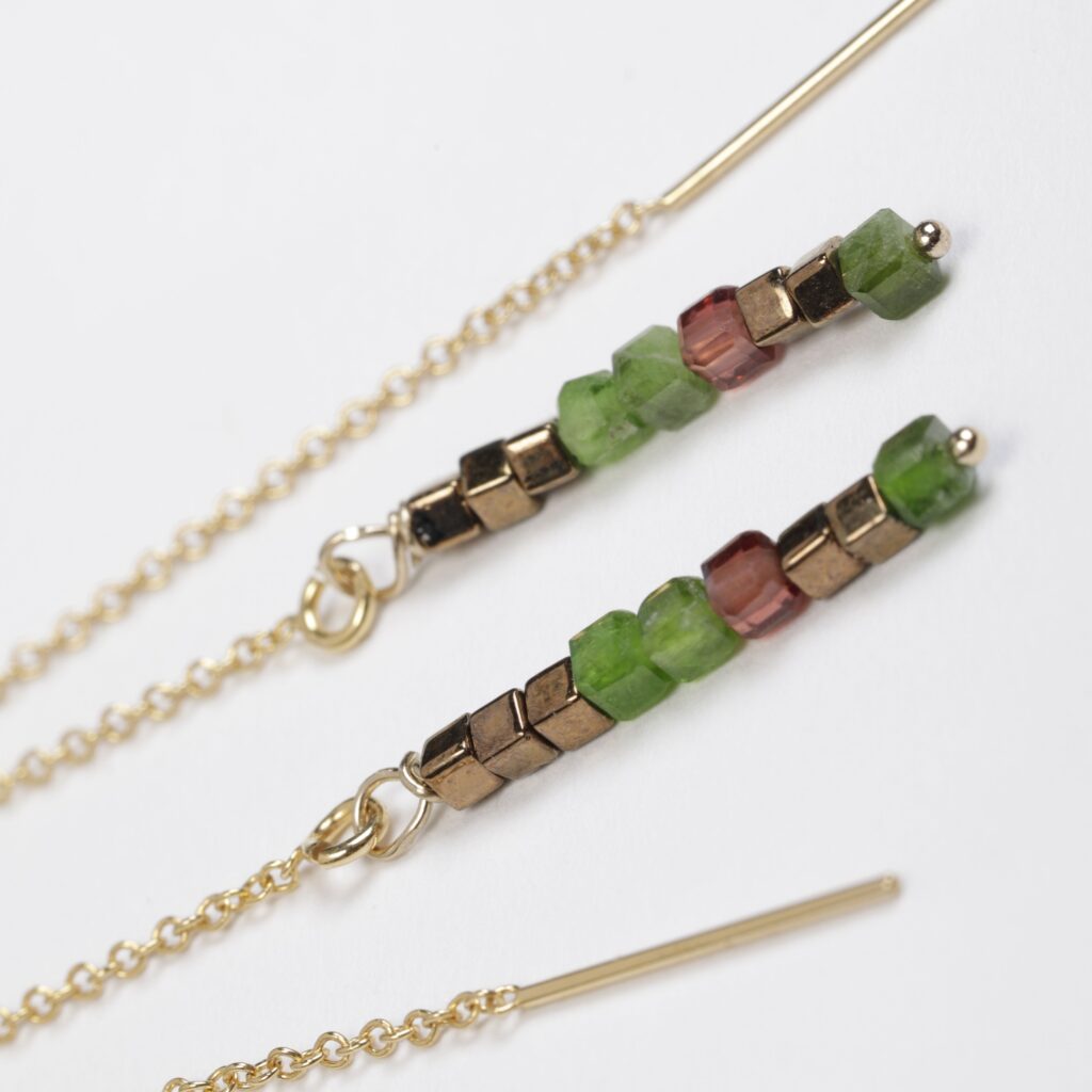 Boucles d'oreilles en Diopside, Grenat lie de vin, perles Miyuki carrées et chainette Gold-Filled