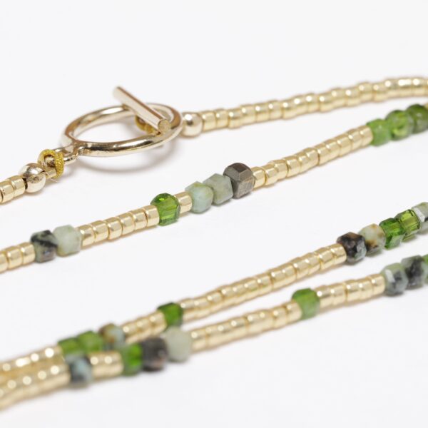 117_Collier_ras_de_cou_turquoise_africaine_diopside_hematite_perles_japonaises_dorees_miyuki_journee_singuliere.jpg Collier ras de cou en Turquoise Africaine, Diopside, Hematite, perles japonaises dorées Miyuki