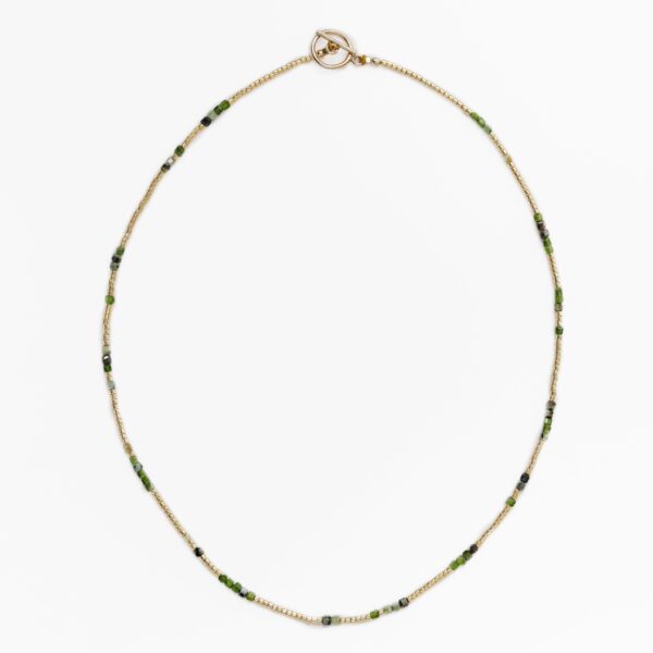 117_Collier_ras_de_cou_turquoise_africaine_diopside_hematite_perles_japonaises_dorees_miyuki_journee_singuliere_1.jpg Collier ras de cou en Turquoise Africaine, Diopside, Hematite, perles japonaises dorées Miyuki