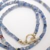 Collier ras de cou en Sodalite, Péridot, Grenat lie de vin et fermoir OT Gold-Filled