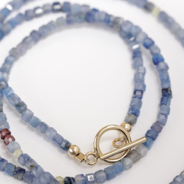 Collier ras de cou en Sodalite, Péridot, Grenat lie de vin et fermoir OT Gold-Filled