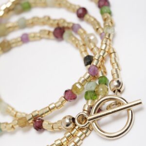 Collier ras de cou avec des petits Rubis, Péridot, Tourmaline, Grenat lie de vin, Diopside, Turquoise Africaine et des perles japonaises Miyuki dorées OT Gold filled