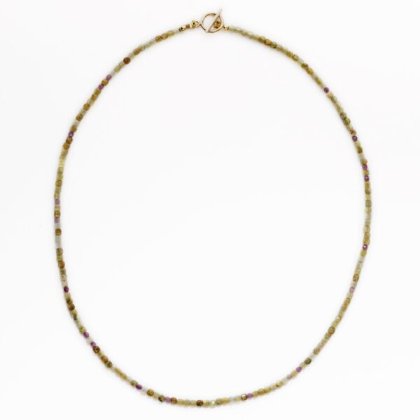 129_collier_ras_de_cou_petits_rubis_ras_de_cou_grenat_vert_fermoir_OT_Gold-filled_journee_singuliere_1.jpg Collier ras-de-cou en rubis, grenat vert et fermoir OT Gold-Filled