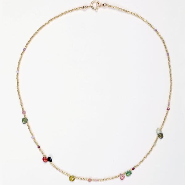 134_collier_ras_de_cou_miyuki_tourmaline_fluorine_grenat_lie_de_vin_fermoir_plaque_or_journee_singuliere_1.jpg Collier ras de cou en Perles de Miyuki, Tourmaline, Fluorine, Grenat lie de vin et fermoir Gold-filled