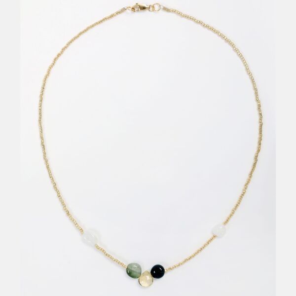 145_collier_ras_de_cou_miyuki_quartz_pierre_de_lune_fermoir_plaque_or_journee_singuliere_1.jpg Collier ras de cou en Miyuki, Quartz pierre de lune et fermoir Gold-filled