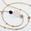 151_collier_miyuki_tourmaline_quartz_cristal_swarovski_turquoise_africaine_fluorine_fermoir_plaque_or_journee_singuliere.jpg Collier en Miyuki, Tourmaline, Quartz, Cristal Swarovski, Turquoise africaine, Fluorine et fermoir en Gold-filled