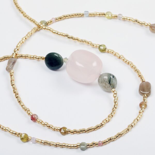 151_collier_miyuki_tourmaline_quartz_cristal_swarovski_turquoise_africaine_fluorine_fermoir_plaque_or_journee_singuliere.jpg Collier en Miyuki, Tourmaline, Quartz, Cristal Swarovski, Turquoise africaine, Fluorine et fermoir en Gold-filled