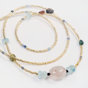 Collier en Miyuki, Cordiérite, Tourmaline, Aigue marine, Quartz, Cristal Swarovski et fermoir en Gold-filled