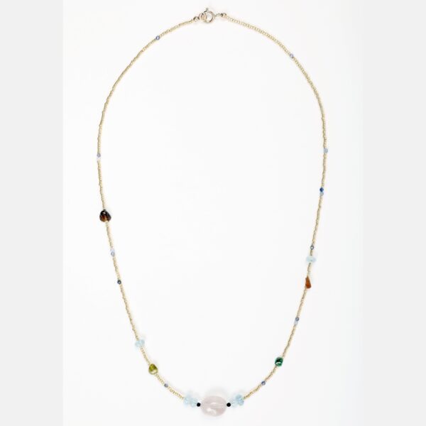 153_collier_miyuki_cordierite_tourmaline_aigue_marine_quartz_cristal_swarovski_fermoir_plaque_or_journee_singuliere_1.jpg Collier en Miyuki, Cordiérite, Tourmaline, Aigue marine, Quartz, Cristal Swarovski et fermoir en Gold-filled