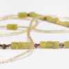 Sautoir_jade_vert_grena_tlit_de_vin_hematite_tourmaline_Goldfiled_journee_singuliere.jpg Sautoir en Jade vert carré et Grenat lie de vin