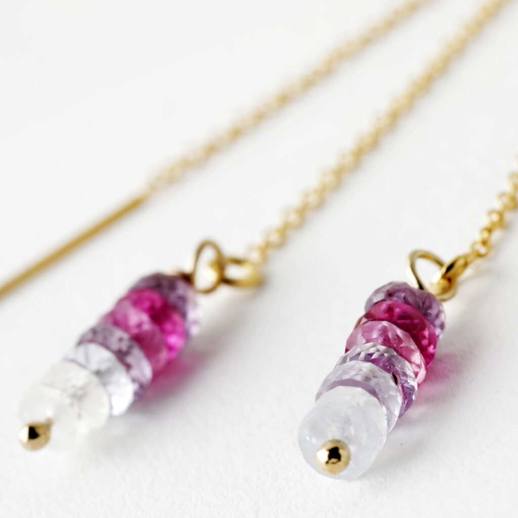 Boucles d'oreilles avec chainettes en Gold-Filled et Saphirs arc en ciel