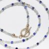 collier_ras_de_cou_apatite_lapis_lazuli_hematite_doree_3_saphir_arc_en_ciel_bleus_fermoir_OT_Gold_filled_journee_singuliere.jpg Collier ras-de-cou en Apatite, Lapis lazuli, Hematite dorée et 3 Saphirs arc en ciel bleus