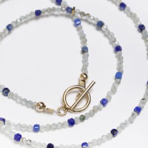 Collier ras-de-cou en Apatite, Lapis lazuli, Hematite dorée et 3 Saphirs arc en ciel bleus