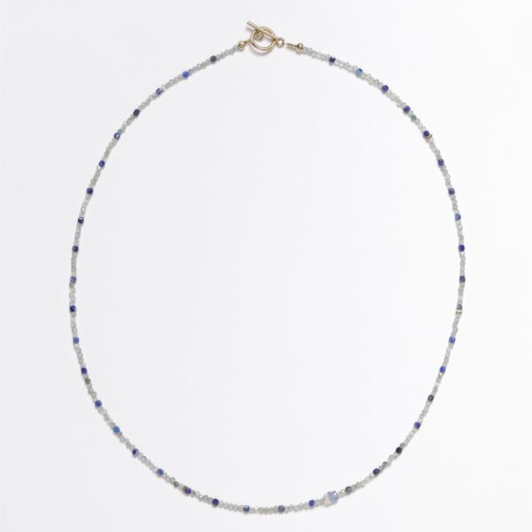 collier_ras_de_cou_apatite_lapis_lazuli_hematite_doree_3_saphir_arc_en_ciel_bleus_fermoir_OT_Gold_filled_journee_singuliere_1.jpg Collier ras-de-cou en Apatite, Lapis lazuli, Hematite dorée et 3 Saphirs arc en ciel bleus